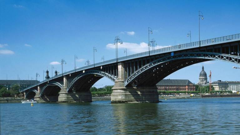 Unbekannter springt von Theodor-Heuss-Brücke