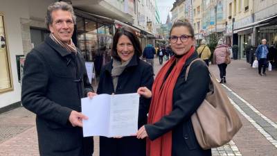 Übergabe des Förderbescheids (v.l.n.r: Jan Sebastian (MCM), Wirtschaftsministerin Daniela Schmitt, Sandra Klima (MCM)