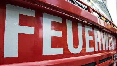 Wiesbaden: Feuerwehr rettet Personen aus brennendem Haus