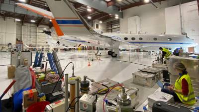 Vorbereitungen für den ersten Messflug über den Pazifik: Das Forschungsflugzeug HALO im Hangar in Anchorage in Alaska.