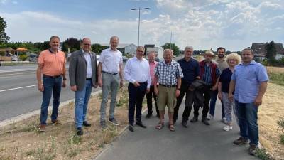Bürgermeister Gert-Uwe Mende und Vertreter aus Stadt und Baufirmen