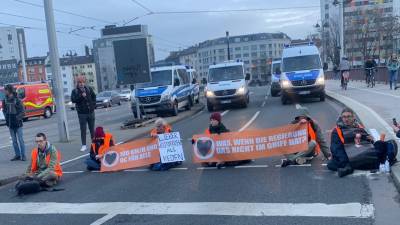 Letzte Generation blockiert Binger Straße