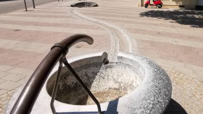Der trockene Brunnen auf dem Heinz-Schier-Platz an der Mombacher Ortsverwaltung