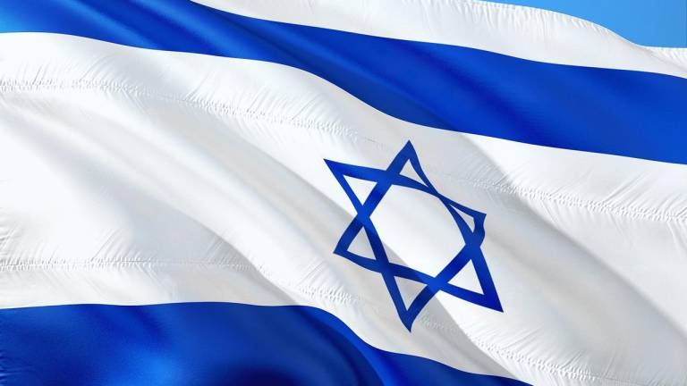 Israelische Flagge vorm Stadthaus angezündet