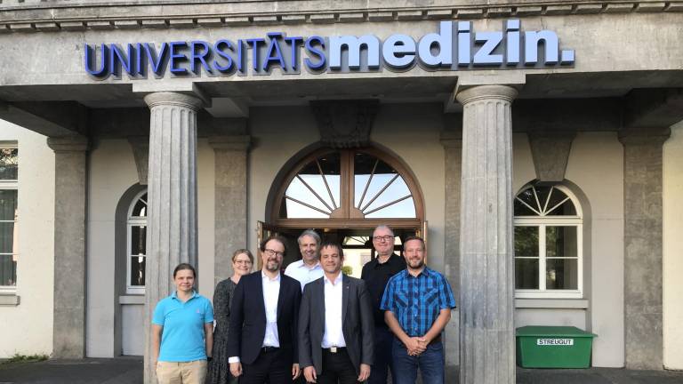 Zufrieden mit der Einigung: PD Dr. Christian Elsner, Verhandlungsführer der Universitätsmedizin Mainz (vorne links), und sein Tarifpartner Frank Hutmacher von ver:di (vorne rechts) mit seinem Verhandlungsteam.