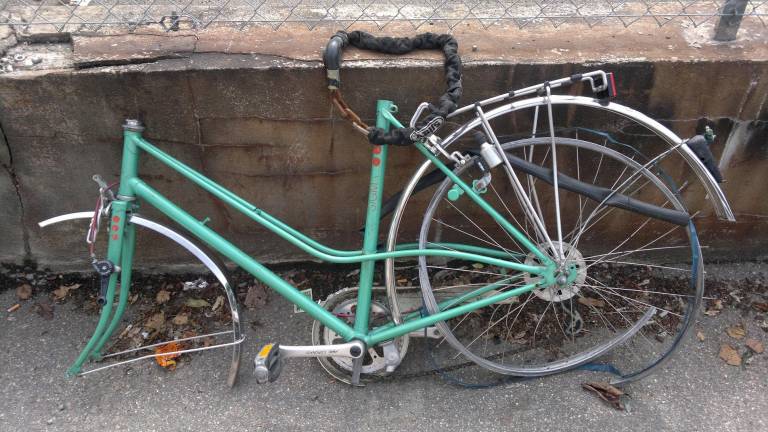 Schrotträder weg - neue Fahrradbügel hin