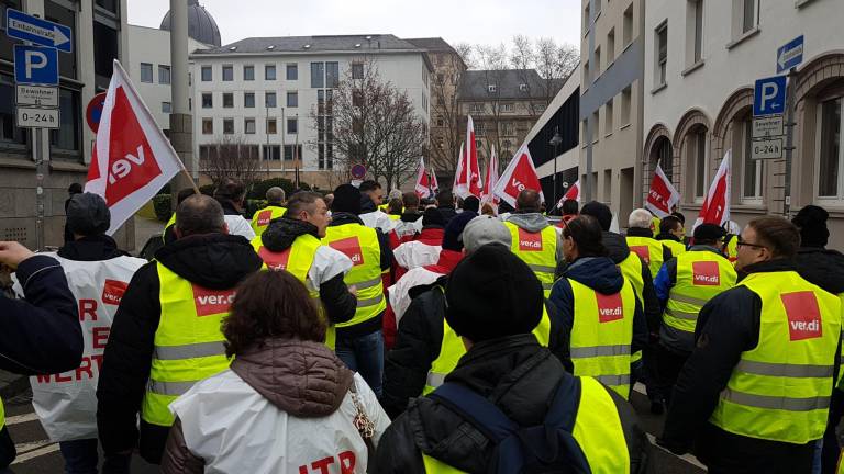 Busfahrerstreik in Rheinland-Pfalz geht weiter - Demo am Wirtschaftsministerium