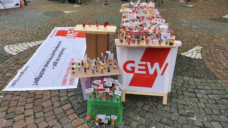 GEW Streik mit Playmobil-Figuren