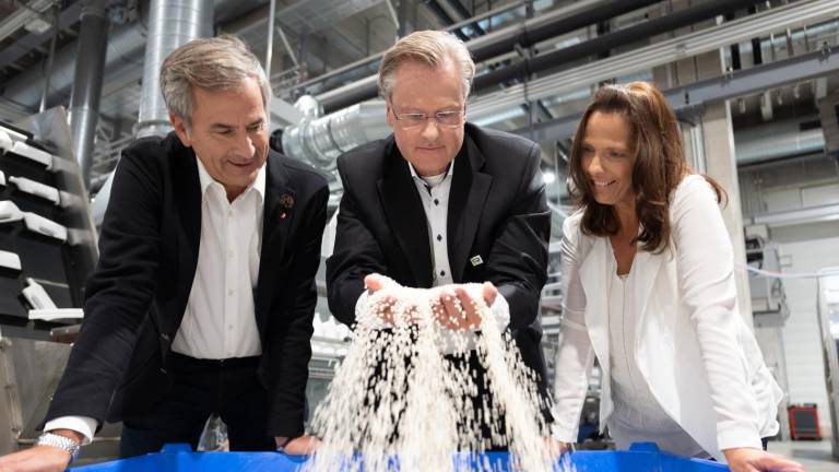 Im neuen Produktionszentrum von Werner & Mertz Alt- wird zu Neuplastik: DBU-Umweltpreisträger Reinhard Schneider (Mitte), Stephanie Mattivi, Leiterin Zentraleinkauf, und Timothy Glaz, Leiter Corporate Affairs.