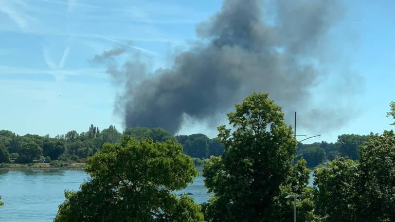 Großbrand in Lagerhalle in Ginsheim-Gustavsburg
