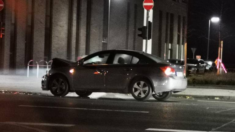 Autofahrer rammt PKW auf Rheinallee und flüchtet