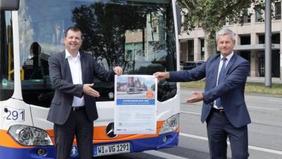 Jörg Gerhard (links) und Anreas Kowol bei der Präsentation der Expressbusline im Sommer 2021