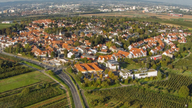 Mit rund 3200 Einwohnerinnen und Einwohnern ist es der kleinste Mainzer Stadtteil.